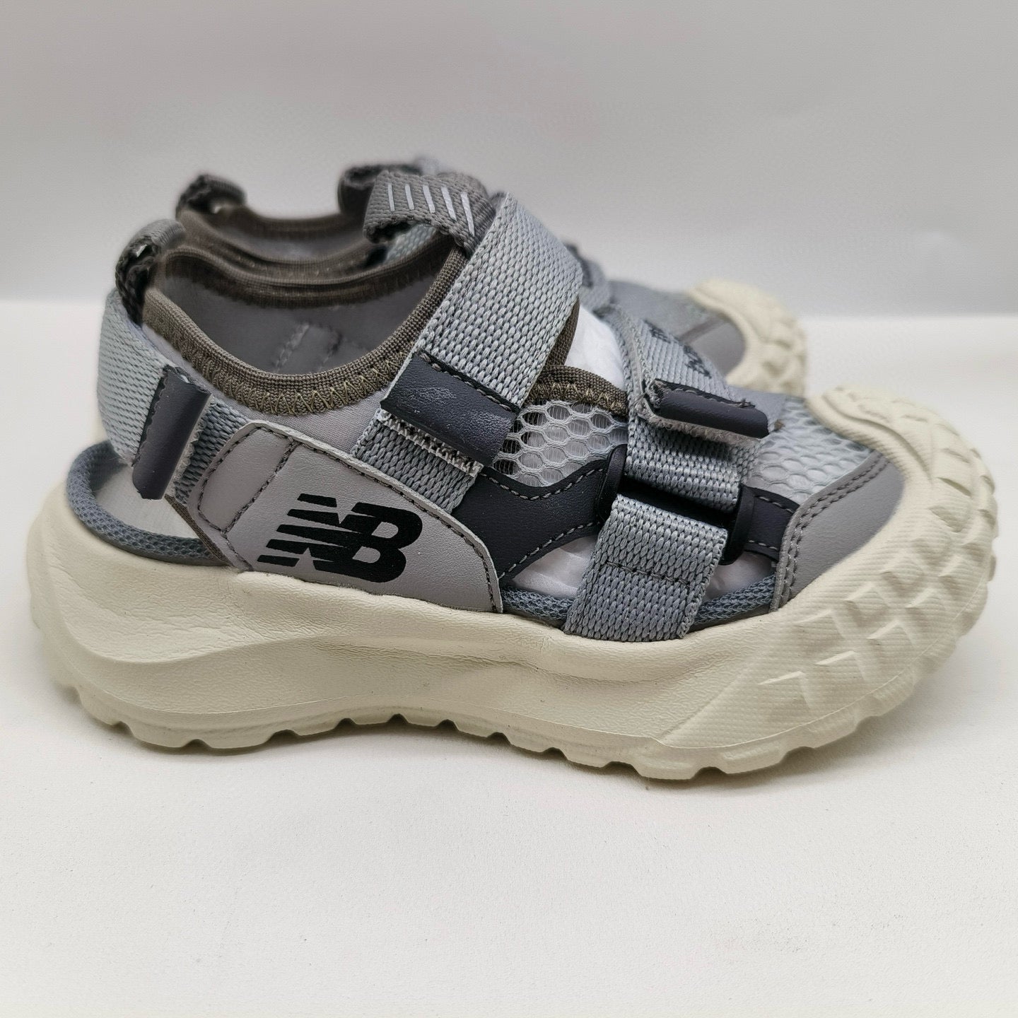 closed toe sandals" Gray"