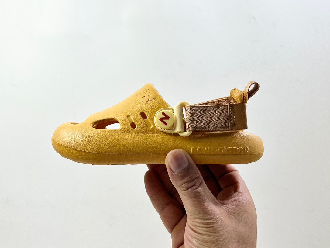 NB hole two-way sandals" golden yellow"