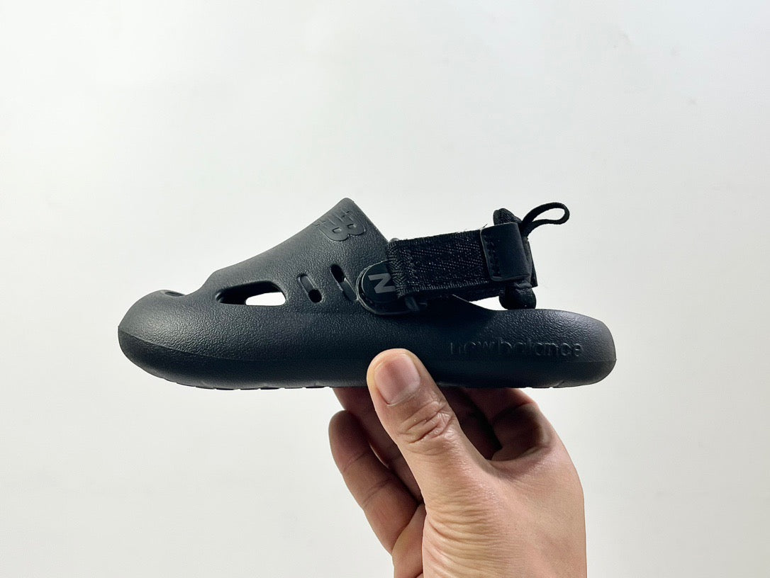 NB hole two-way sandals" black"