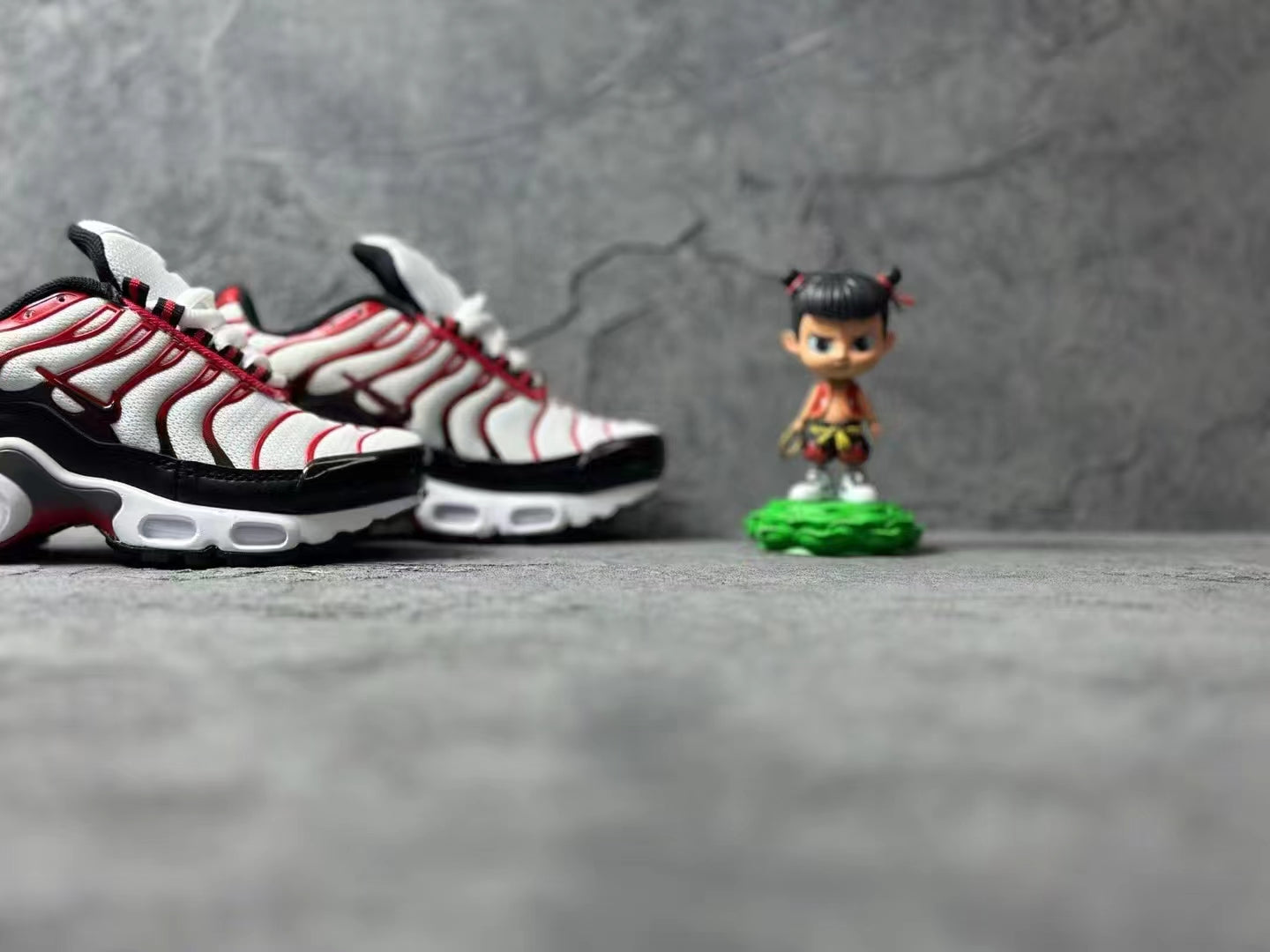Nike Air Max Plus running shoes " black & red"