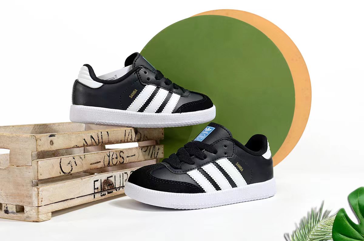Adidas children's training shoes" black"