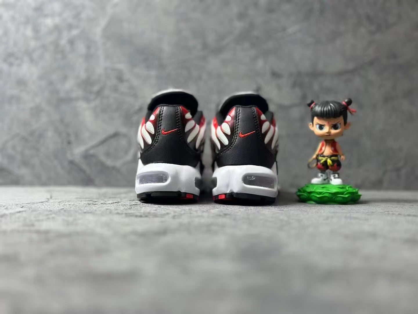 Nike Air Max Plus running shoes " black & red"