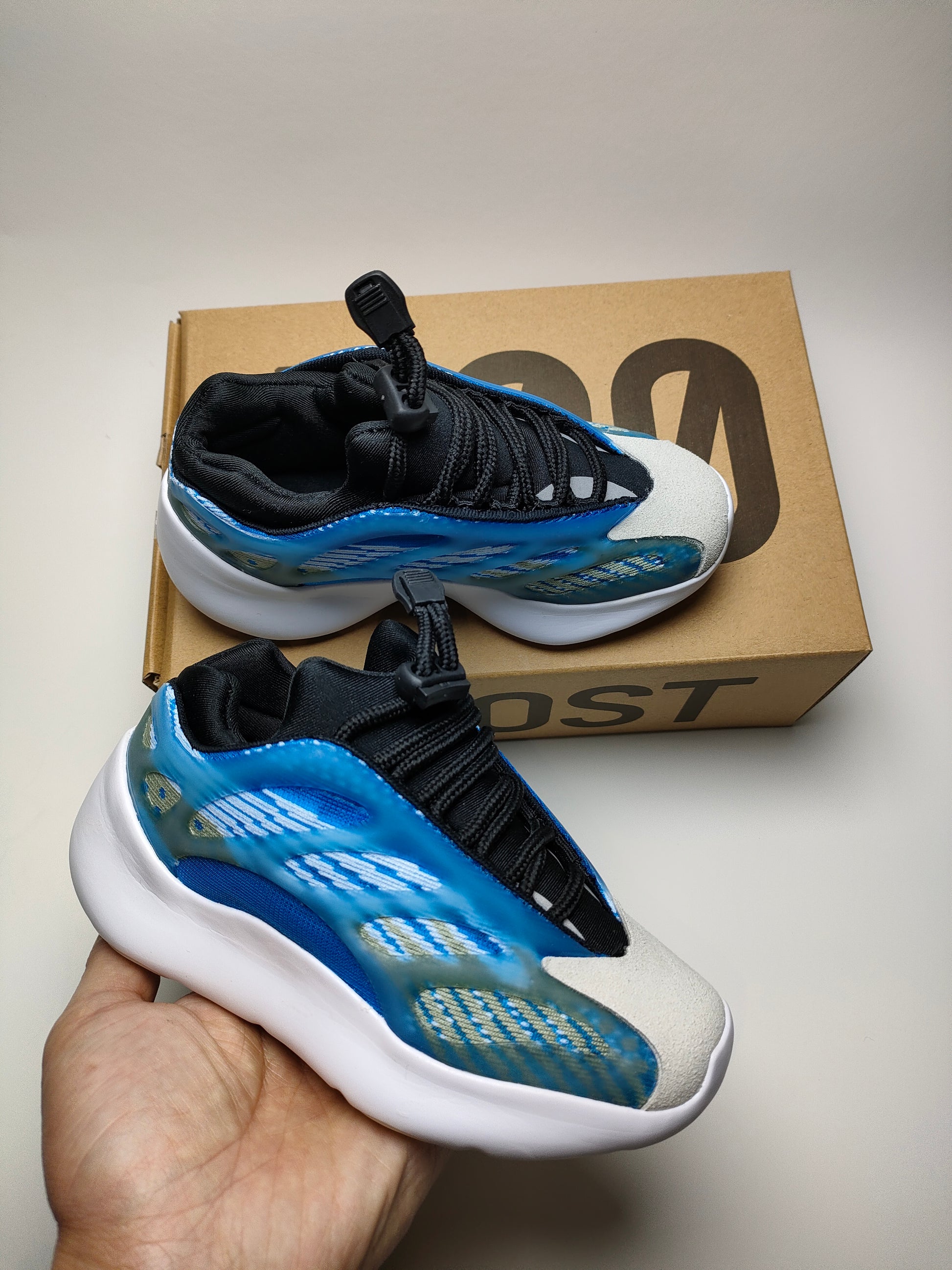 700V3" white, blue"