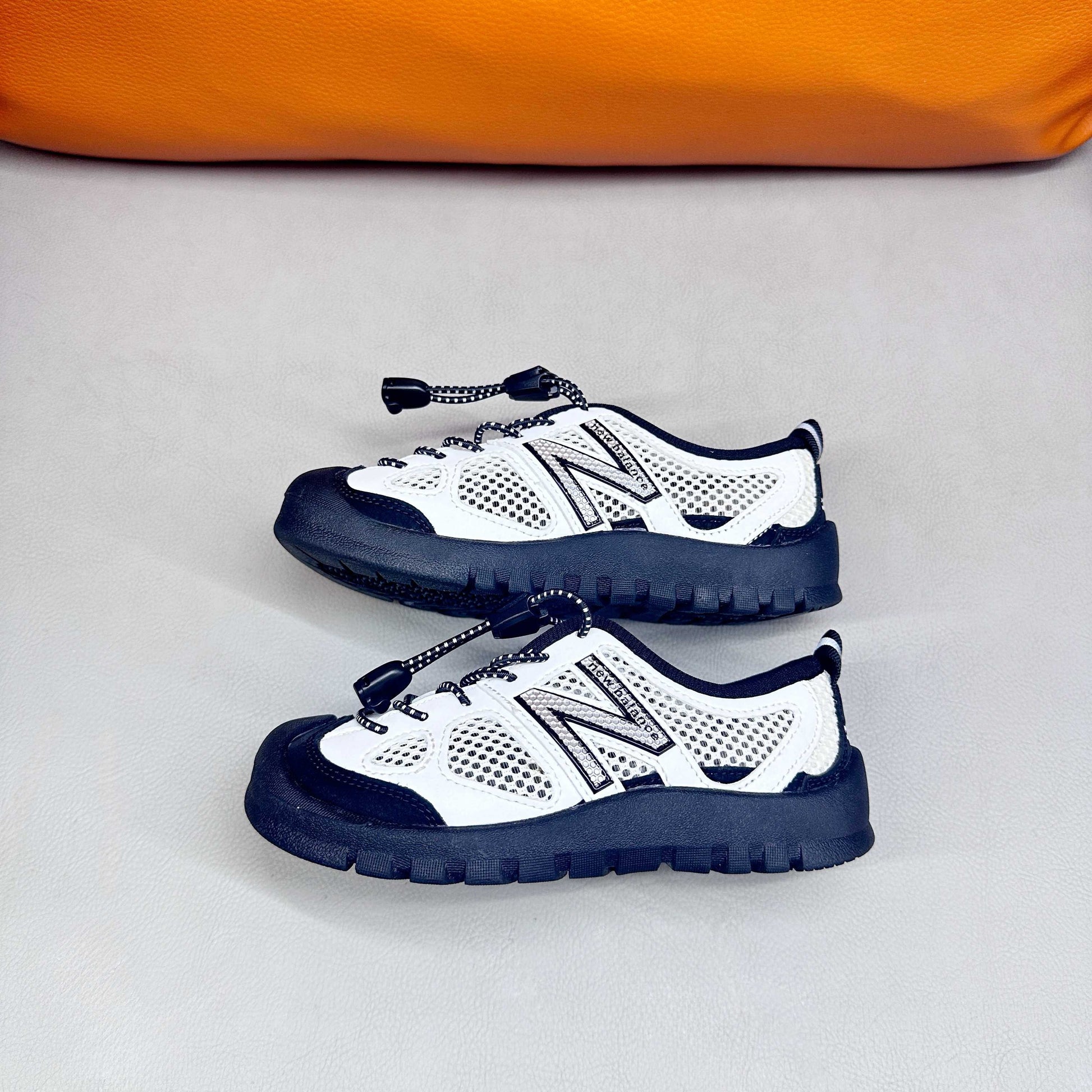N530 MIUMIU Stream Sandals" white and dark blue"