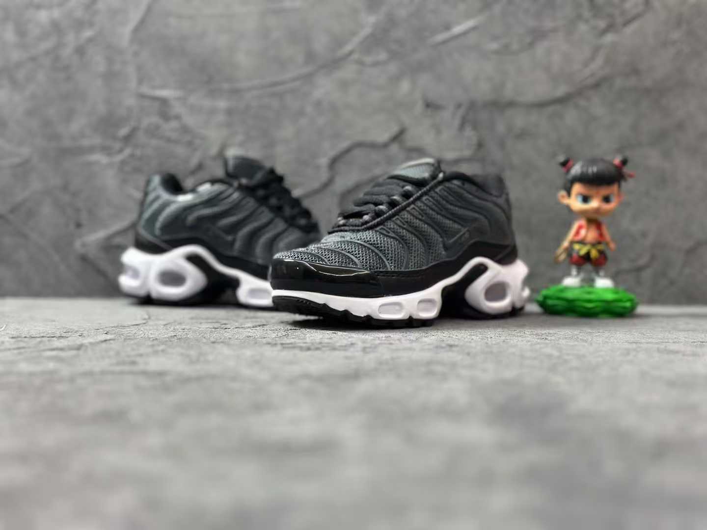 Nike Air Max Plus running shoes " black"