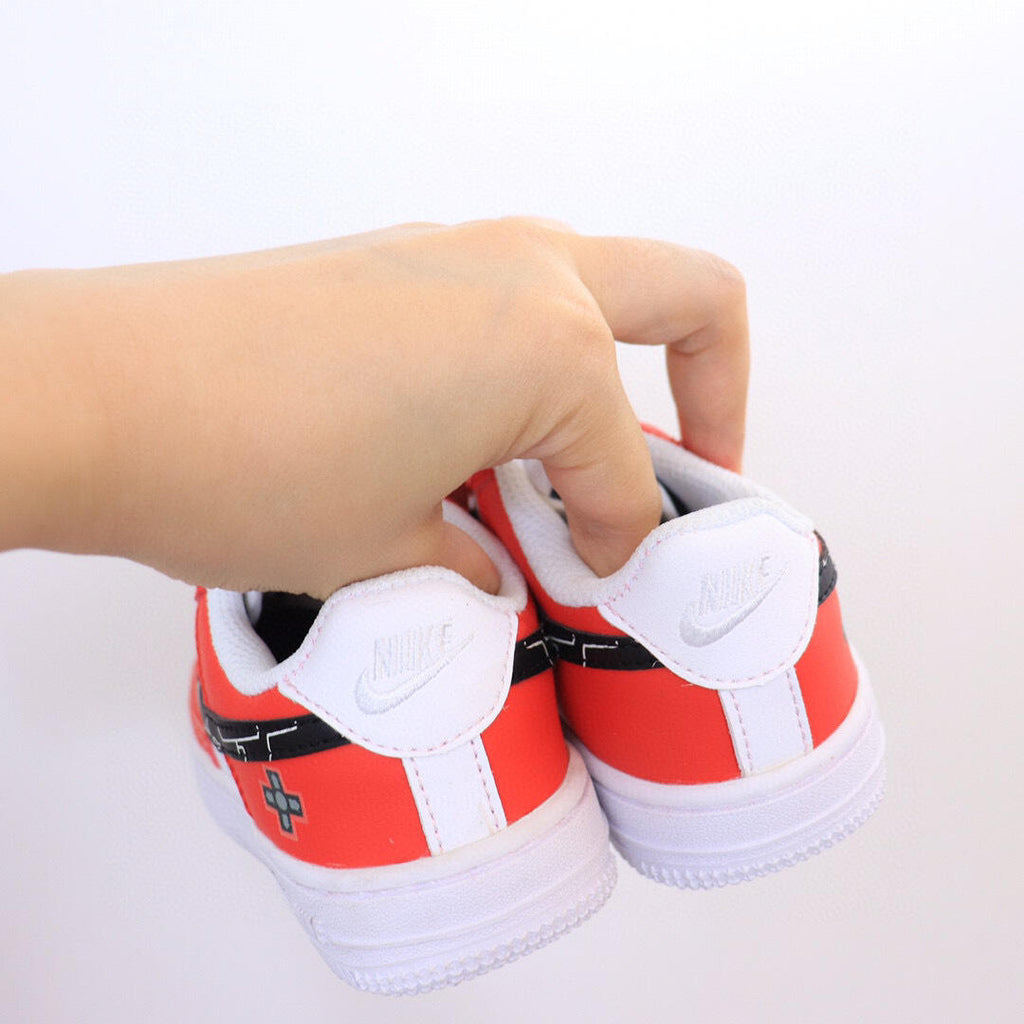 Air Force low-top lace-up sneakers" white, red"