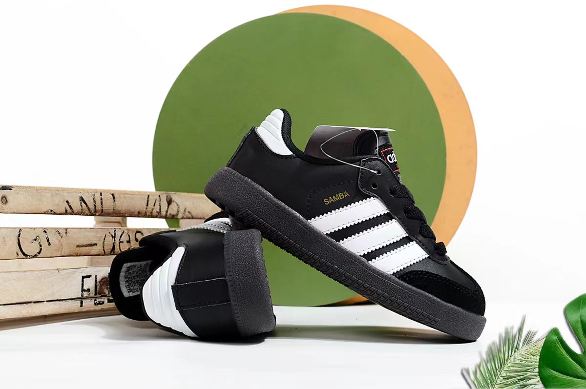 Adidas children's training shoes" black"