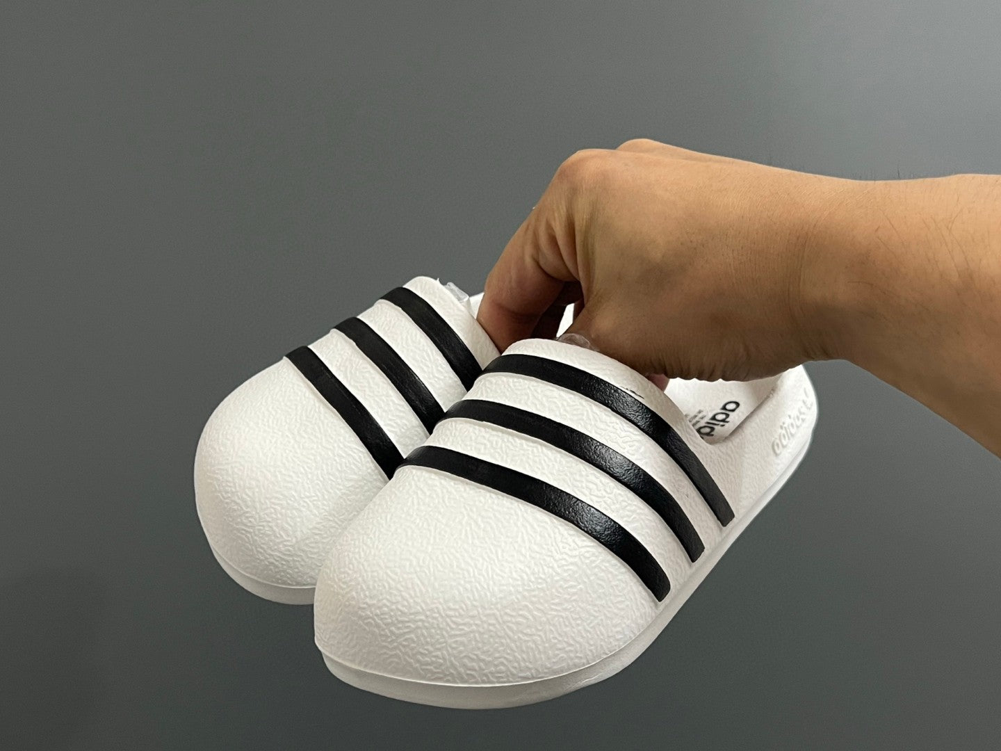A's new style children's slippers with closed toe cap" white"