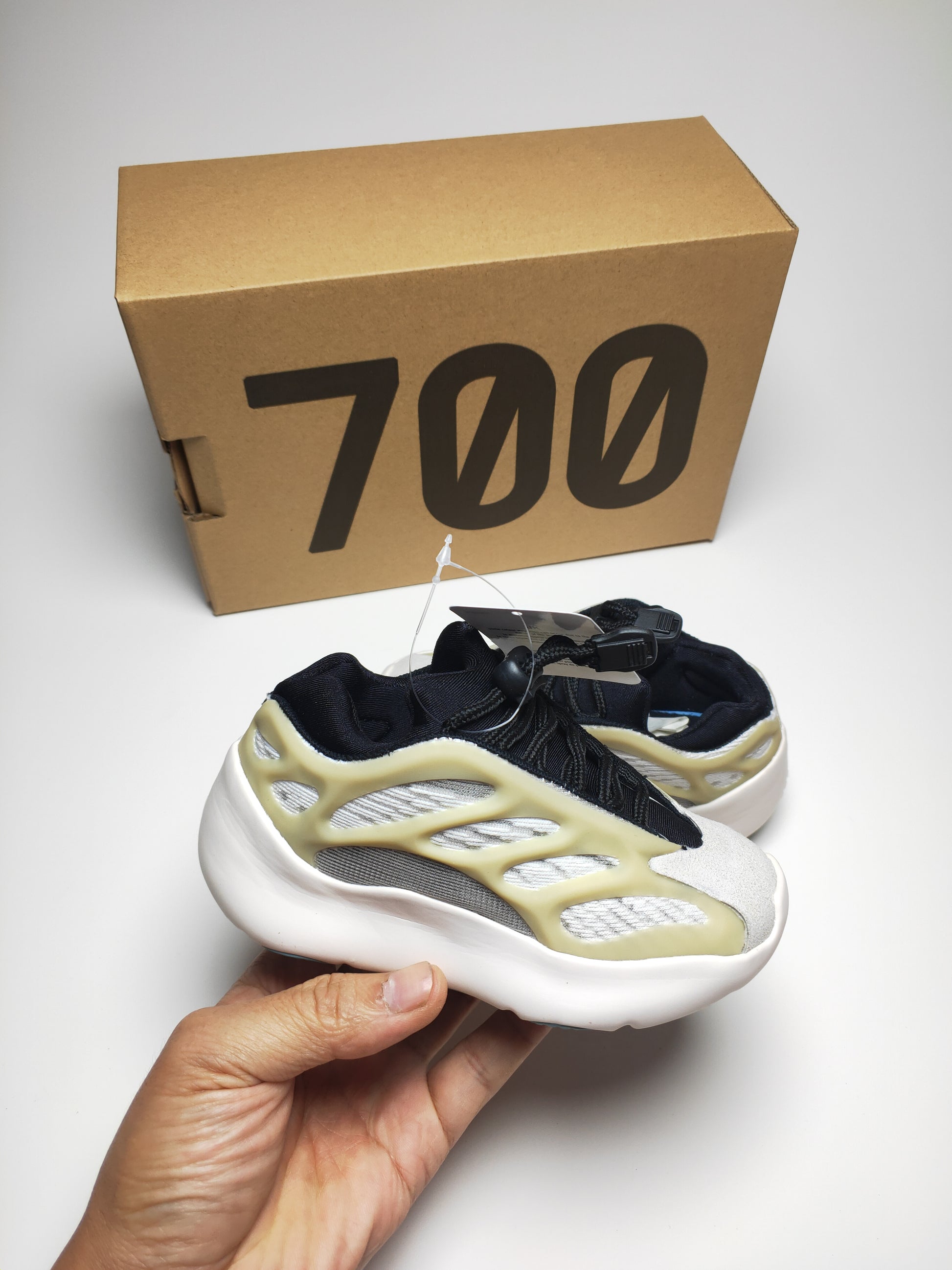 700V3" Cream, white"