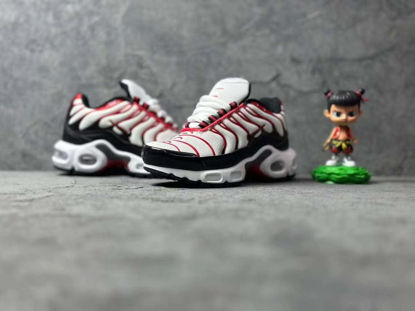Nike Air Max Plus running shoes " black & red"