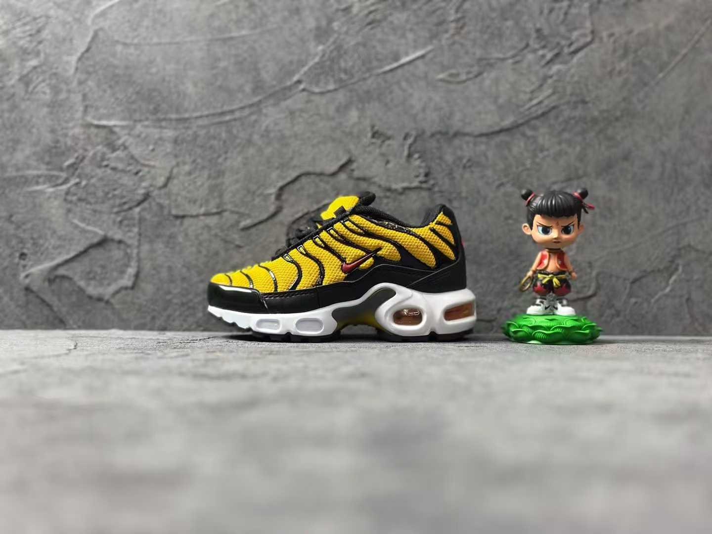 Nike Air Max Plus running shoes " yellow & black"