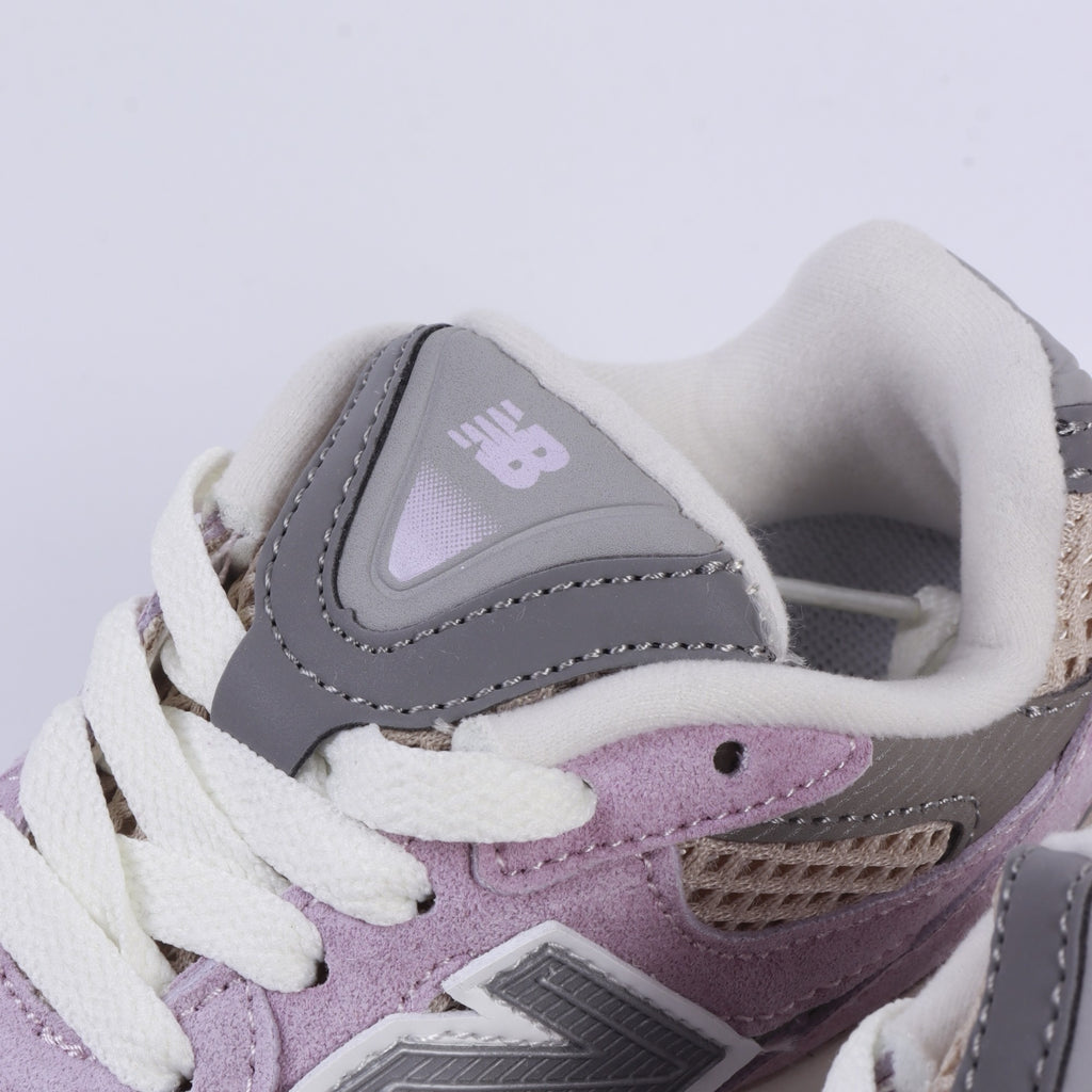 N 2010 children's shoes "A light, pastel lavender black"