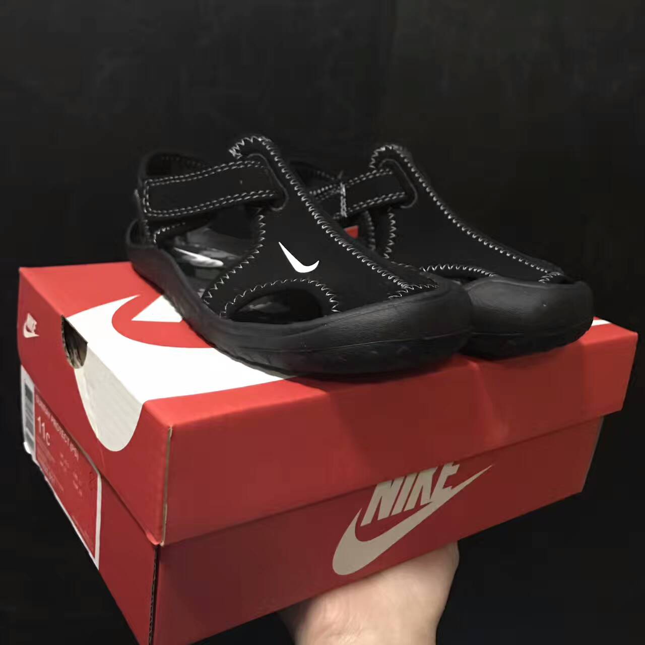 Nike children's closed toe sandals " black"
