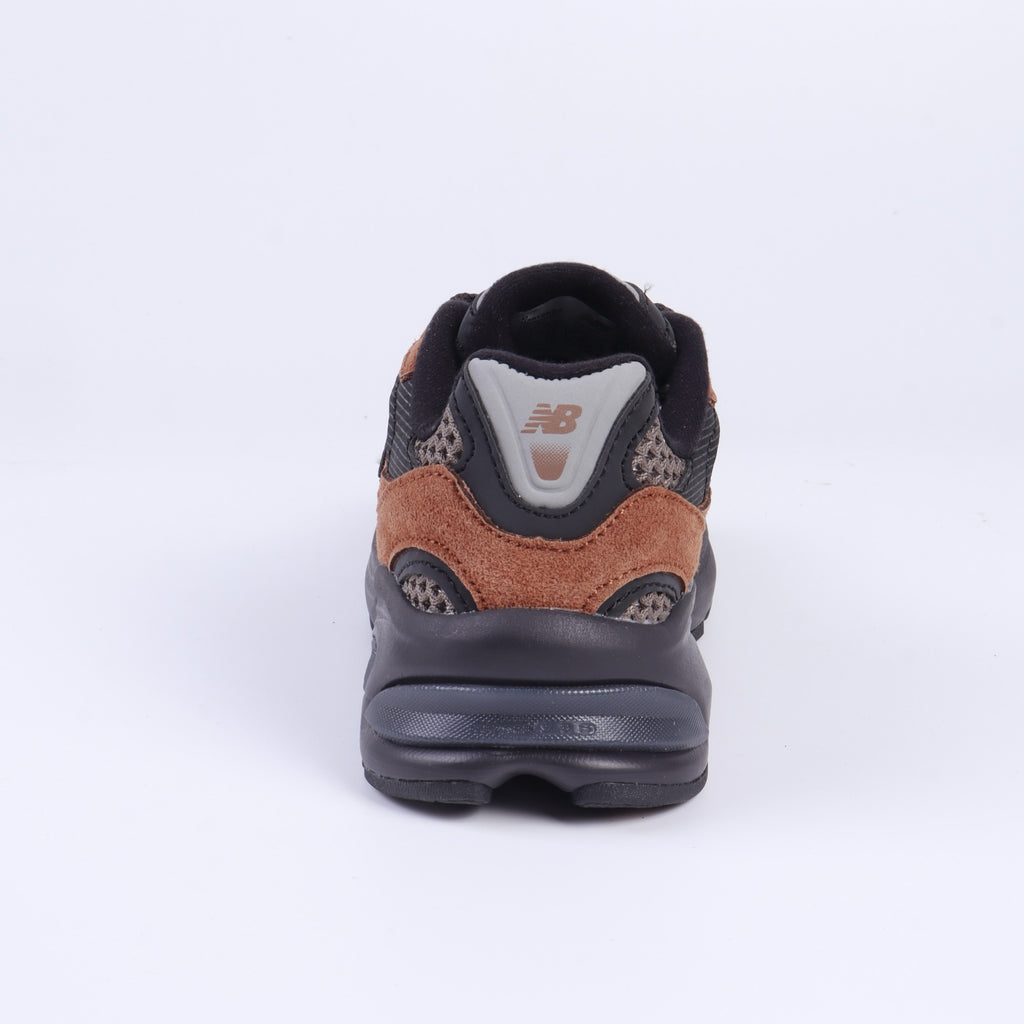N 2010 children's shoes" Warm brown, dark grey, lighter brown"