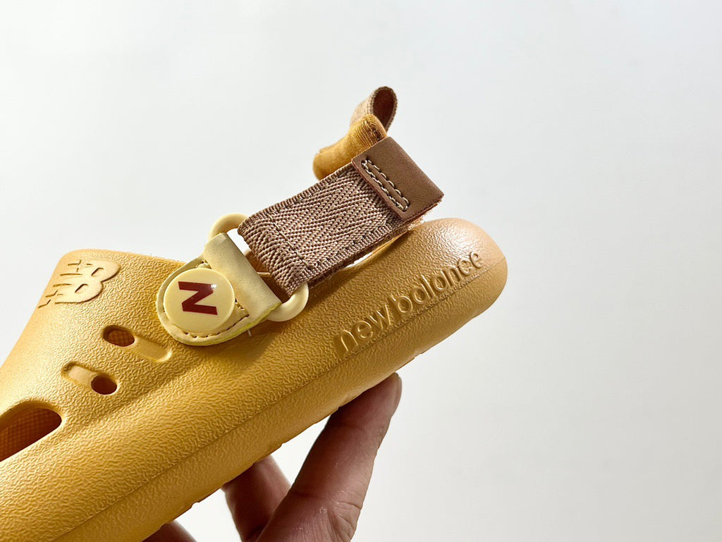 NB hole two-way sandals" golden yellow"