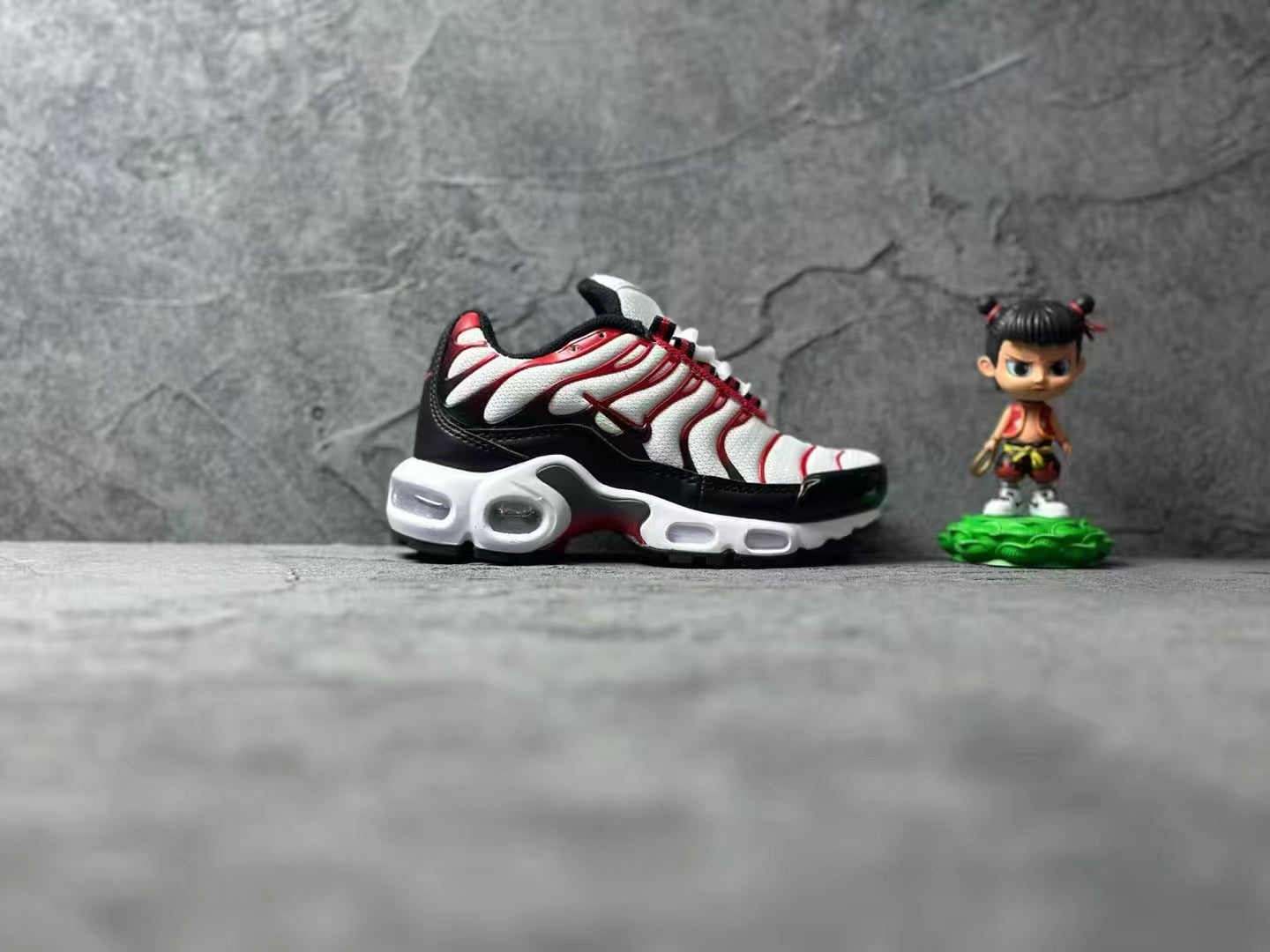 Nike Air Max Plus running shoes " black & red"