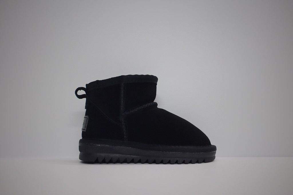 low-top UGG ankle boots" black"