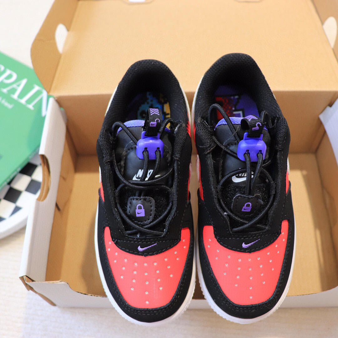 Air Force low-top lace-up sneakers" white, black, red"