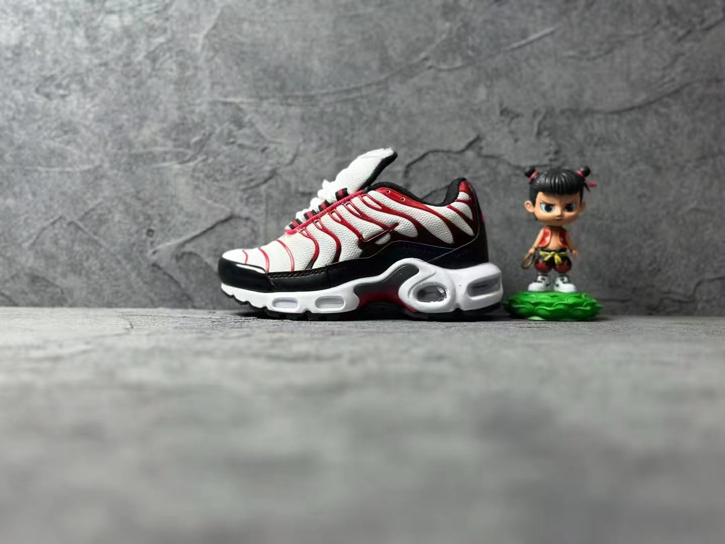 Nike Air Max Plus running shoes " black & red"