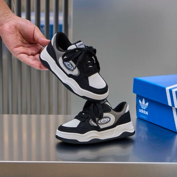 Adidas 2000 sneakers