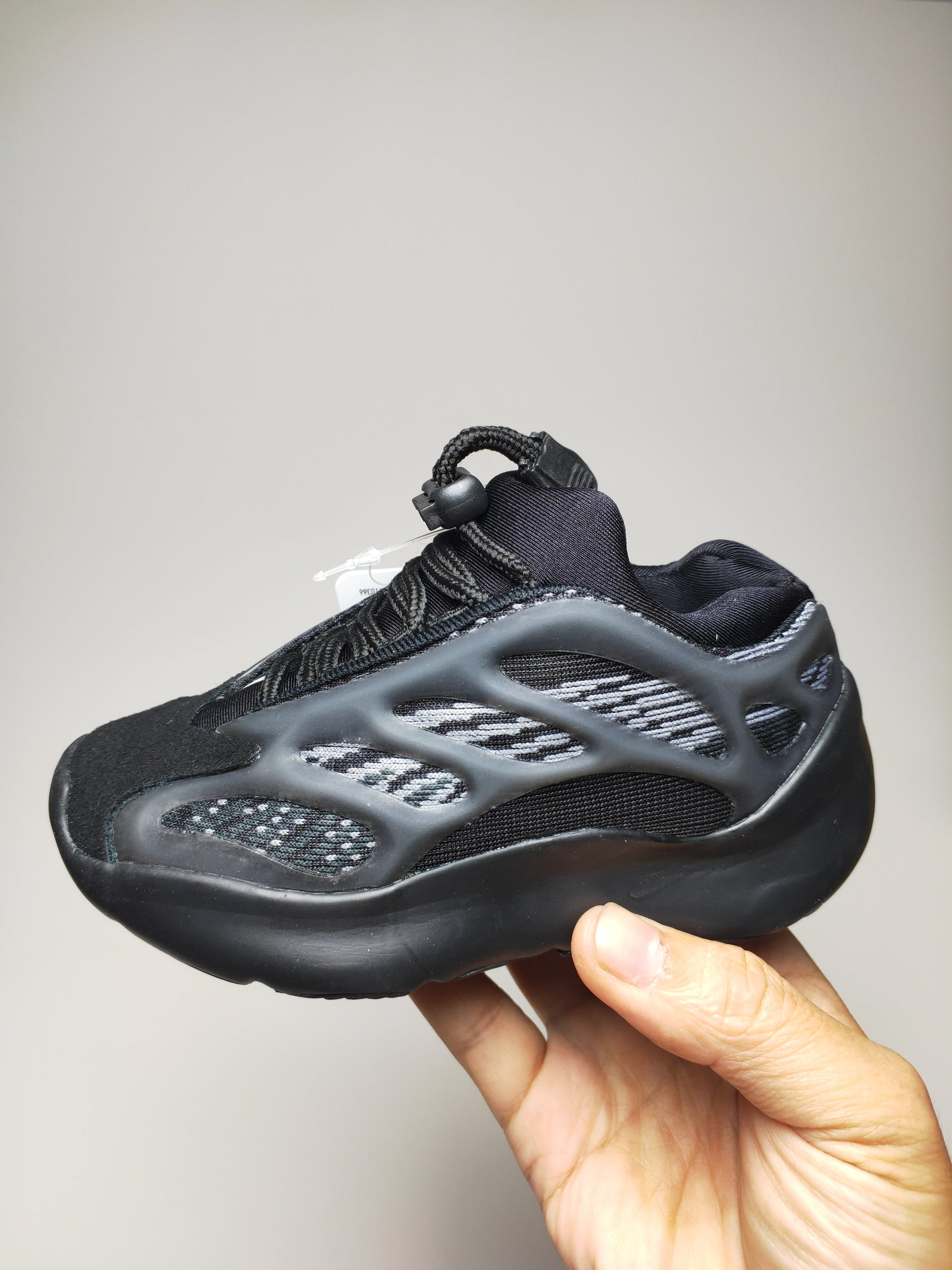 700V3" black"