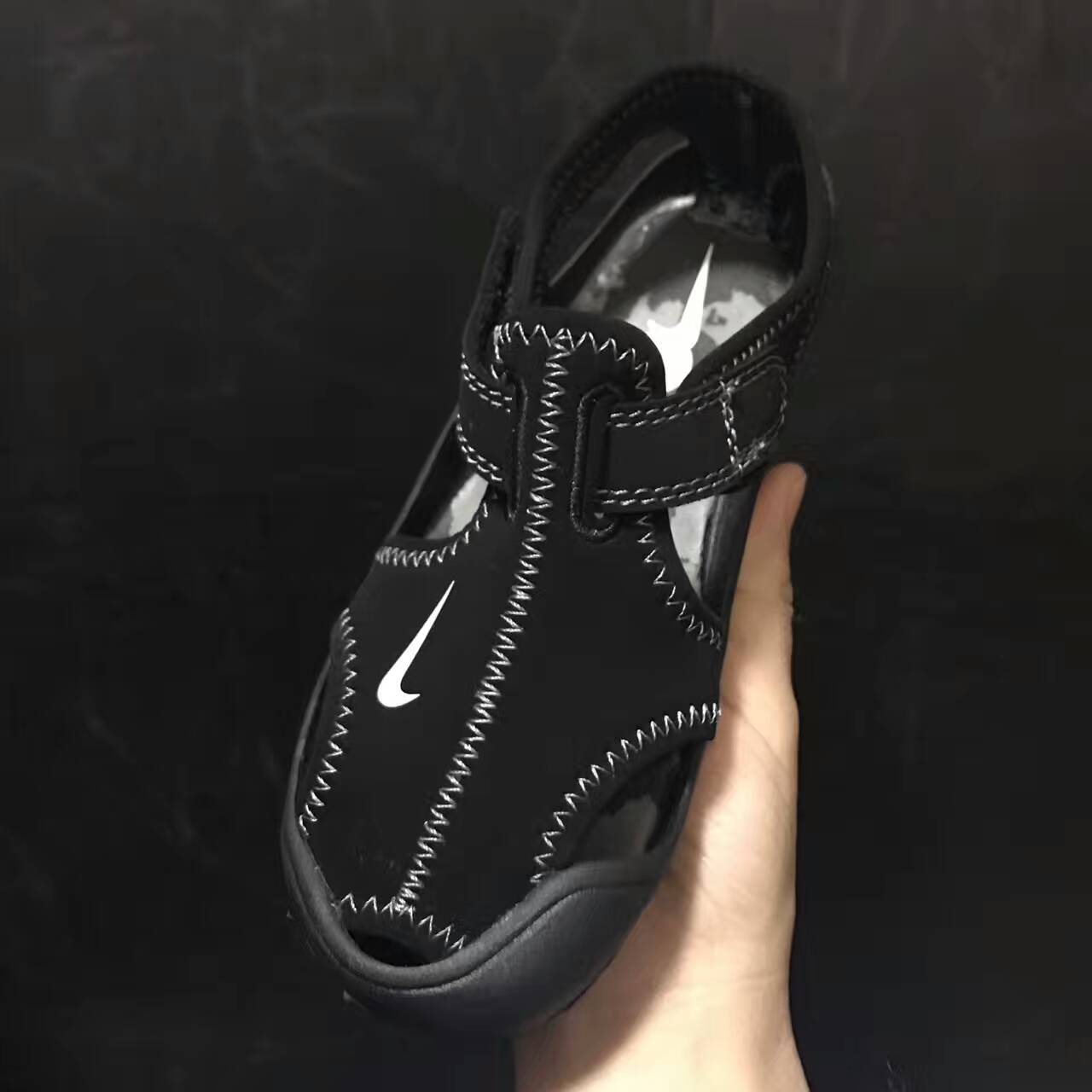 Nike children's closed toe sandals " black"