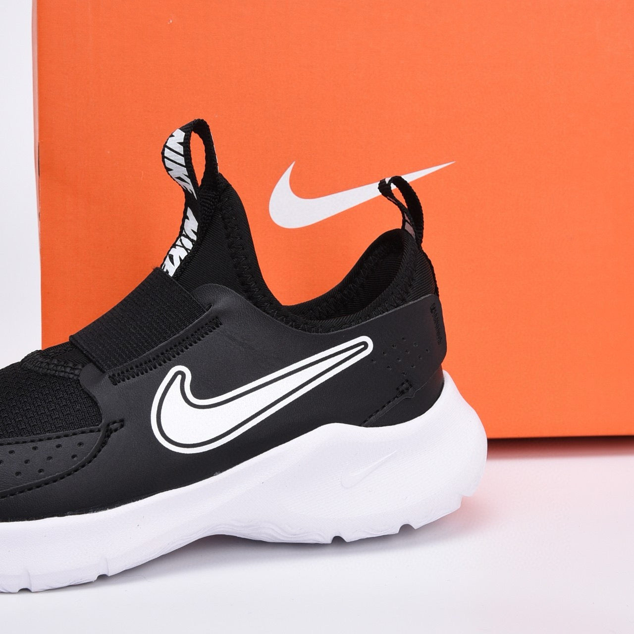 Nike slip-on running shoes" black"
