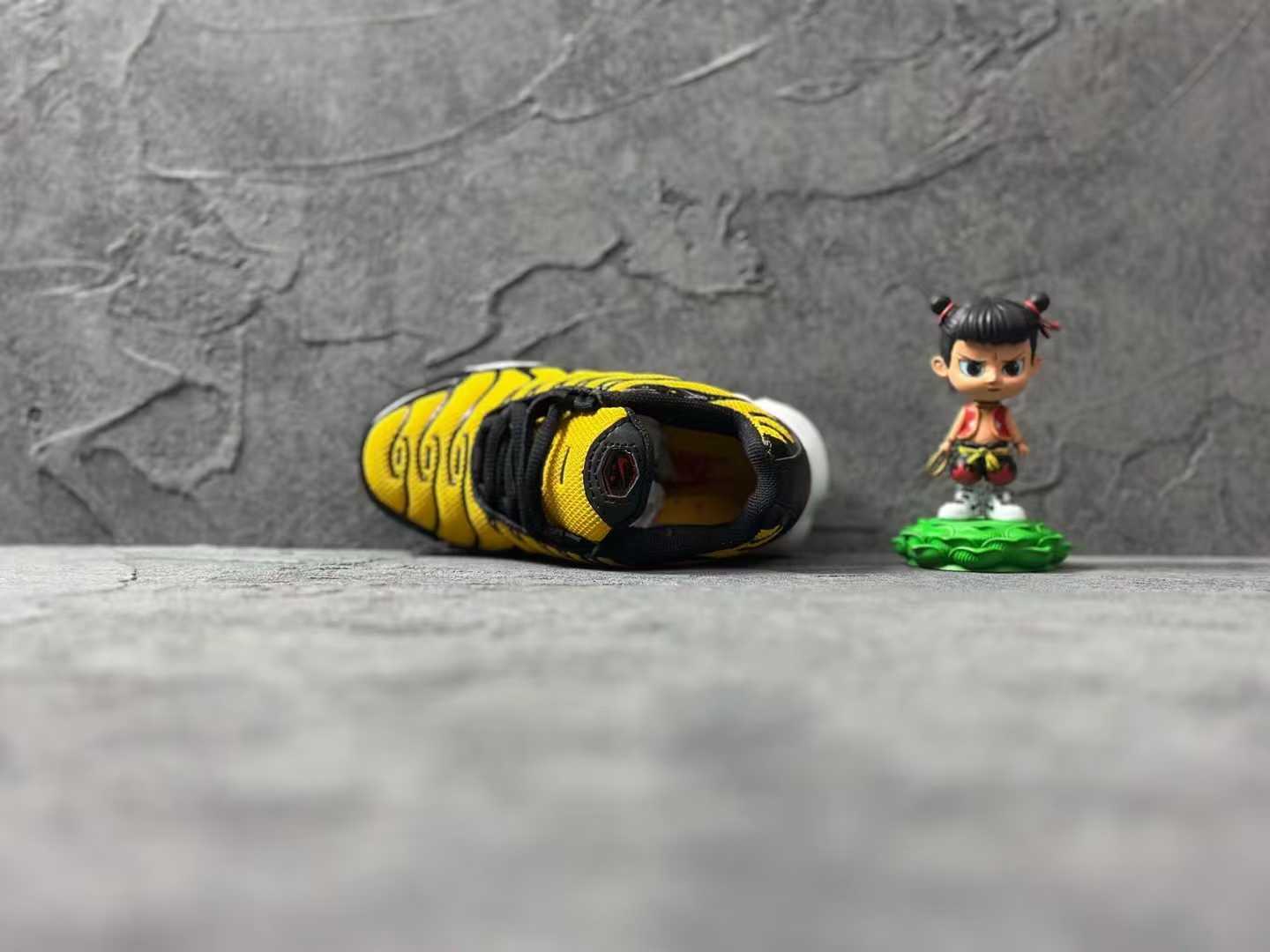 Nike Air Max Plus running shoes " yellow & black"