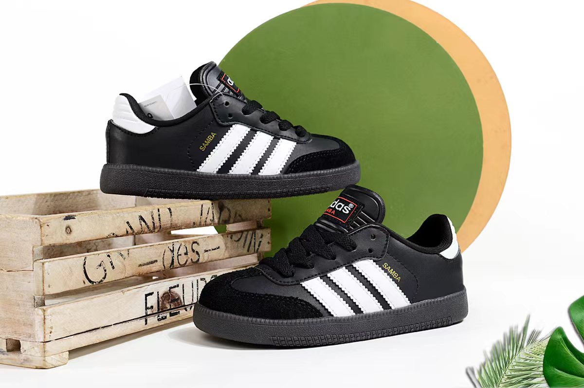 Adidas children's training shoes" black"