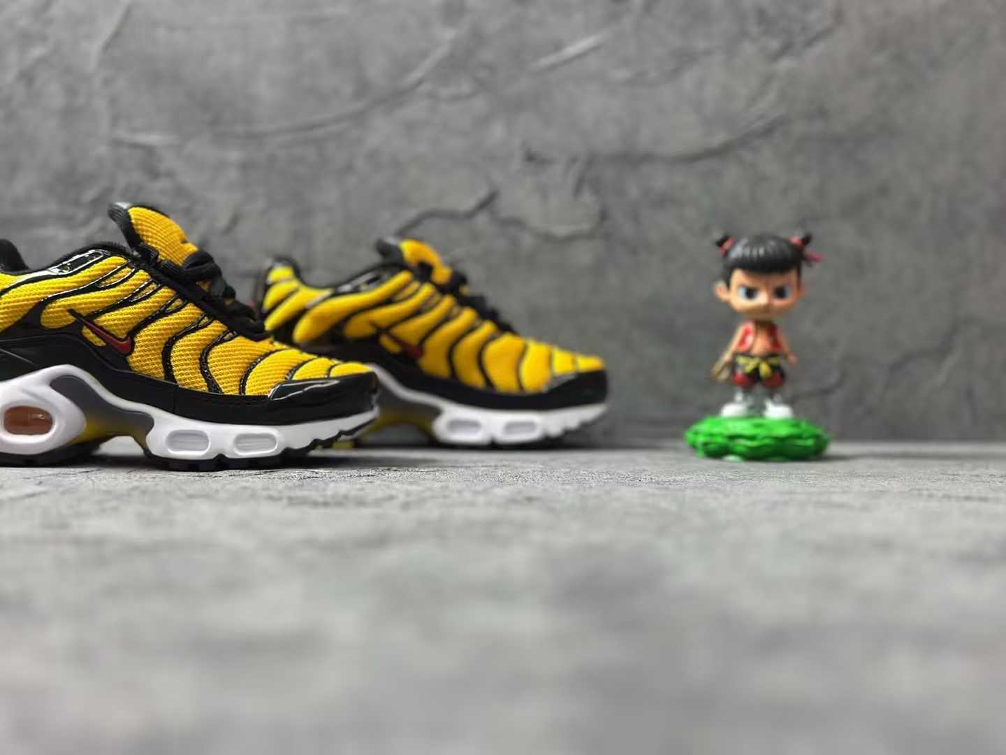 Nike Air Max Plus running shoes " yellow & black"