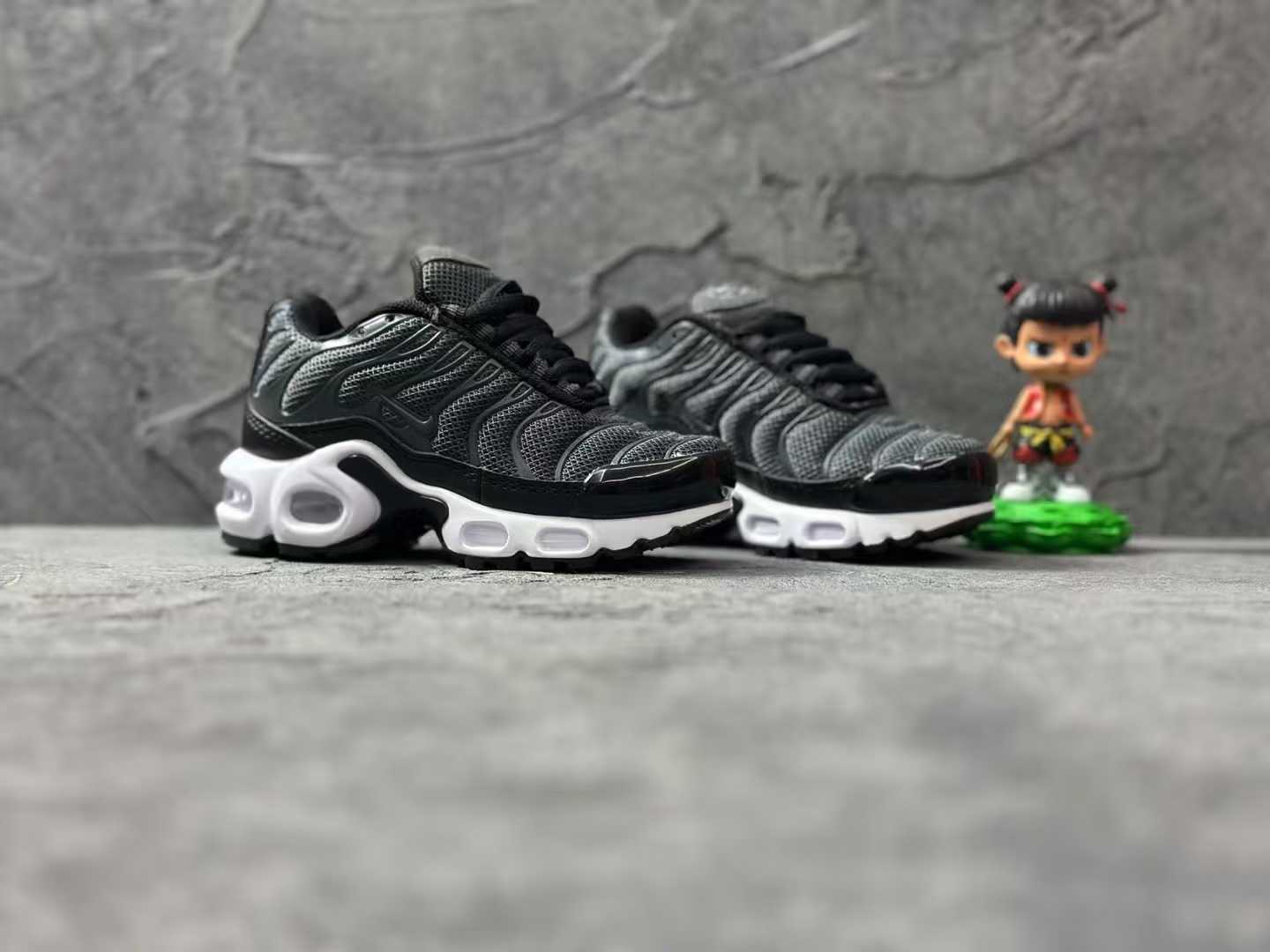 Nike Air Max Plus running shoes " black"