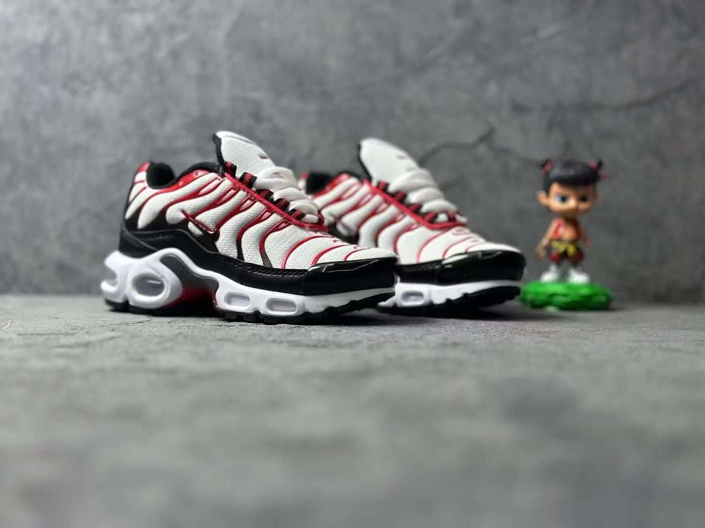 Nike Air Max Plus running shoes " black & red"