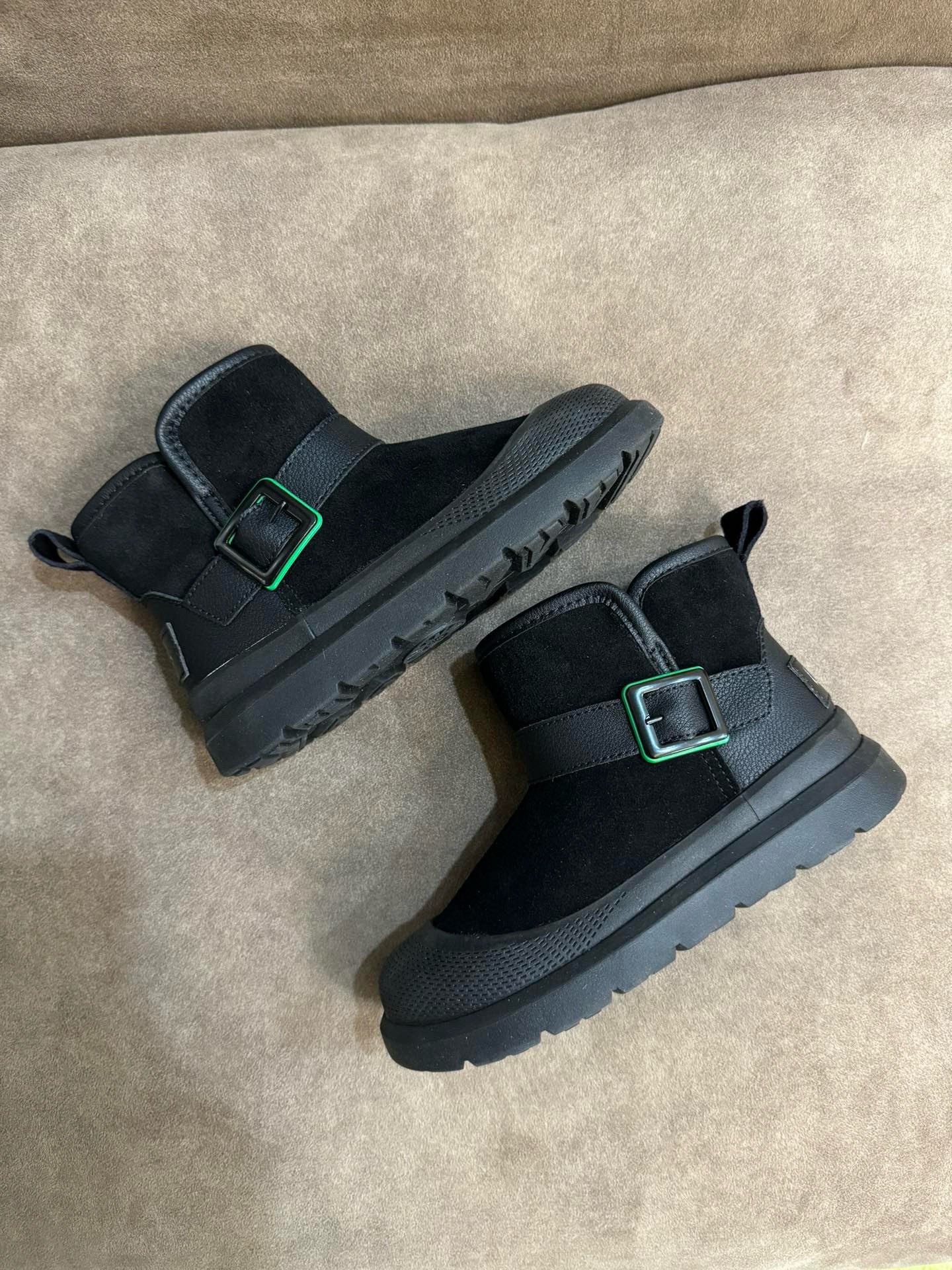 U-GG leather buckle mid-cut" black"
