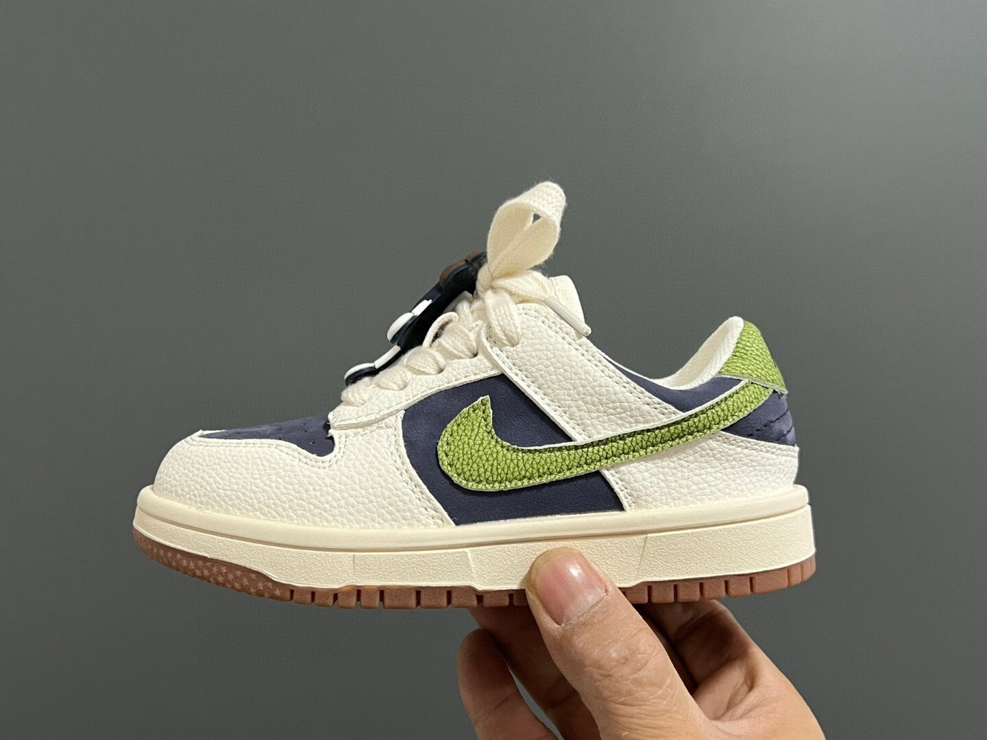 S-shaped low-top co-branded cartoon Velcro