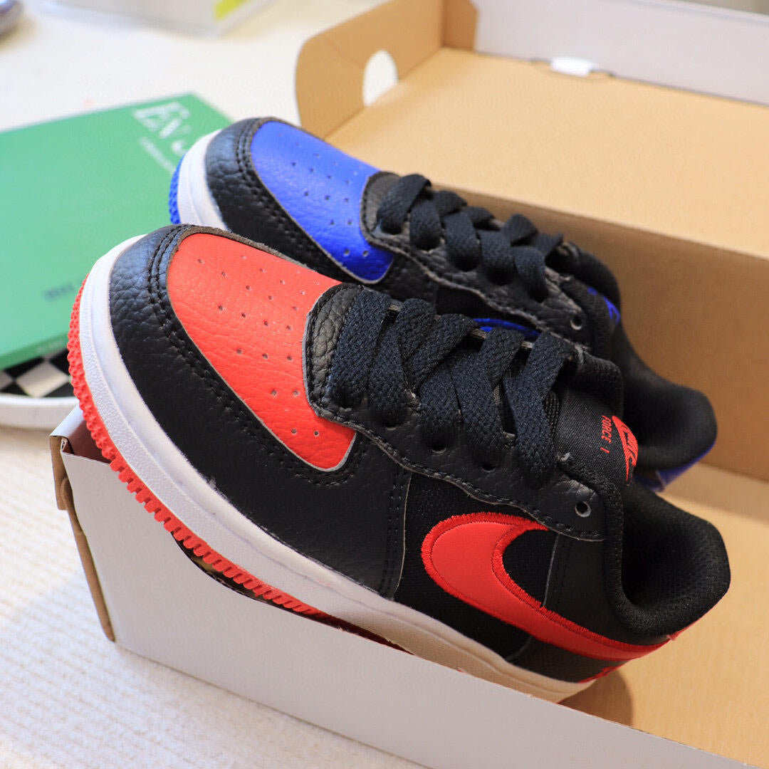 Air Force low-top lace-up sneakers" white, blue, red"