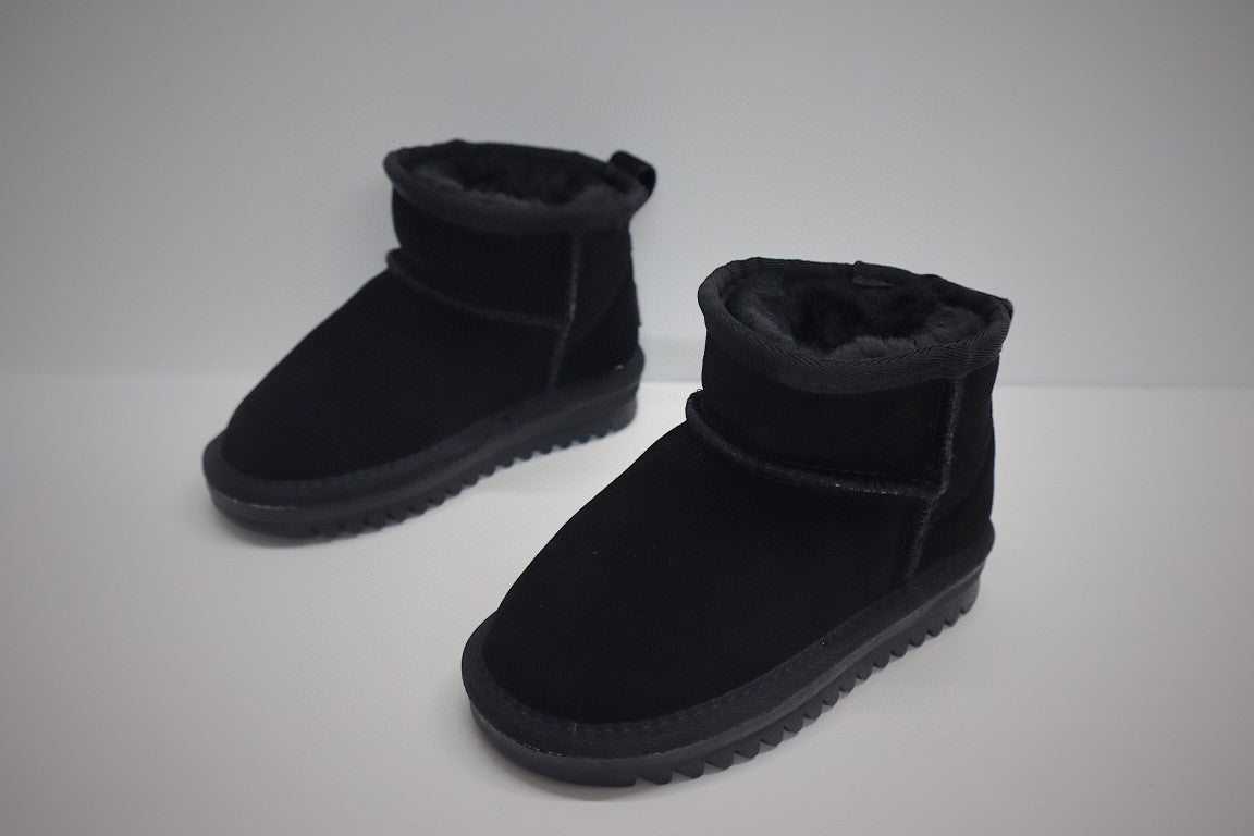 low-top UGG ankle boots" black"