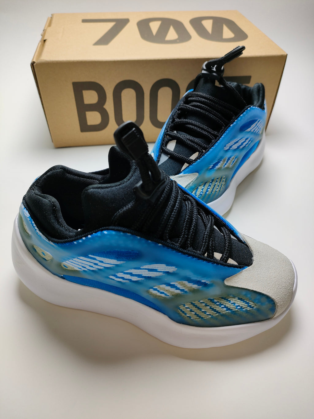 700V3" white, blue"