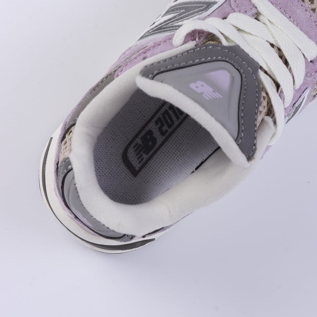 N 2010 children's shoes "A light, pastel lavender black"