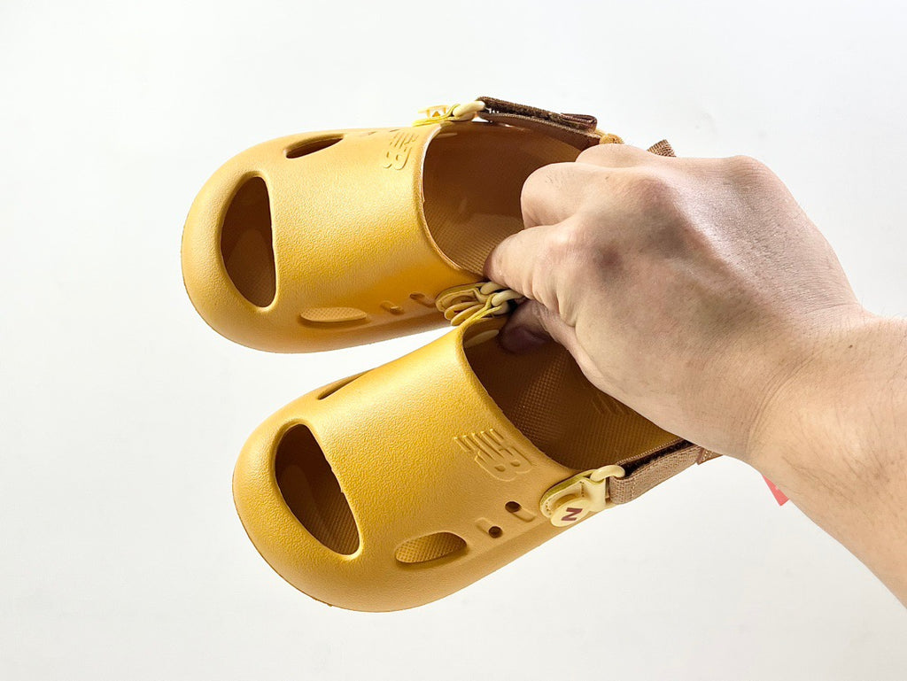 NB hole two-way sandals" golden yellow"