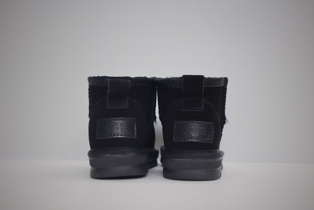 low-top UGG ankle boots" black"