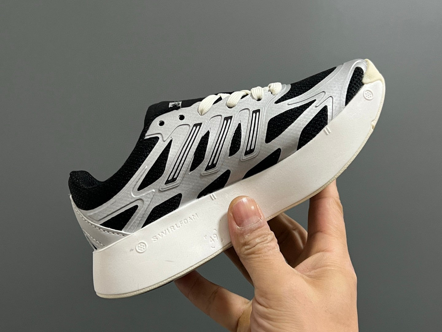 A's new children's shoelace buckle swing sports shoes" white, black"