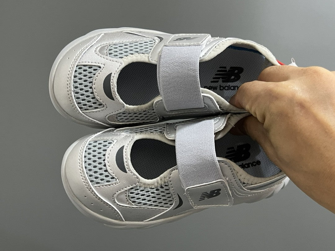 NB new 920 Mary Jane mesh stitching Velcro children's sandals" silver"