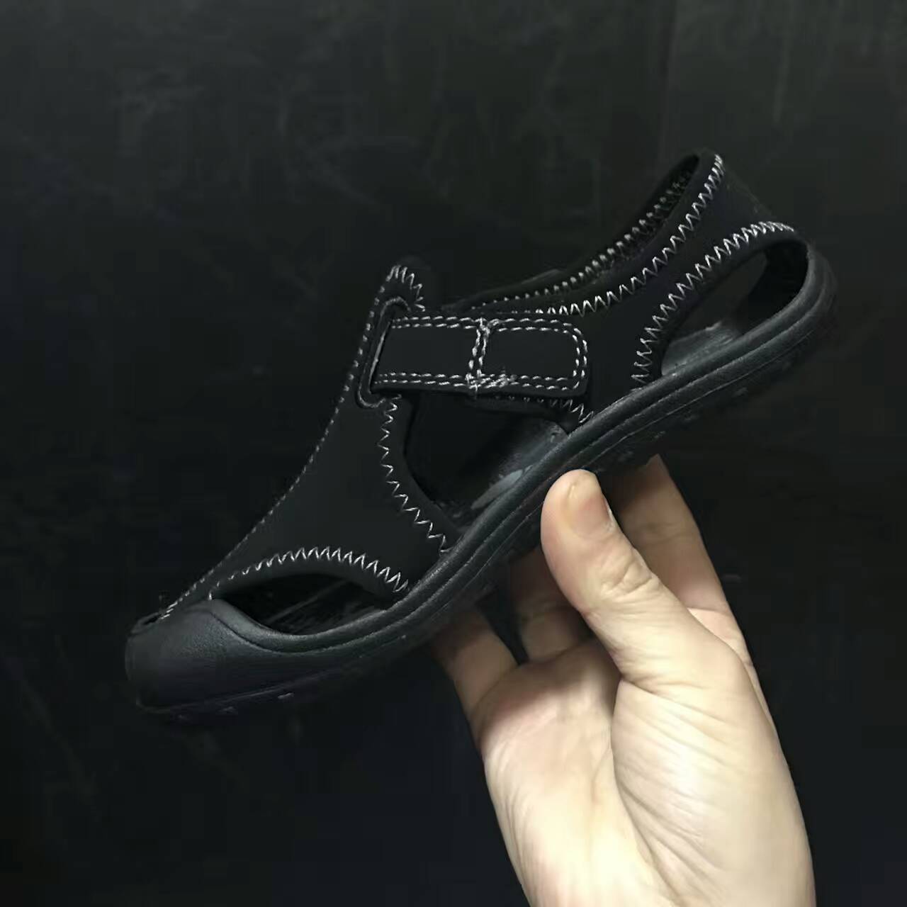 Nike children's closed toe sandals " black"