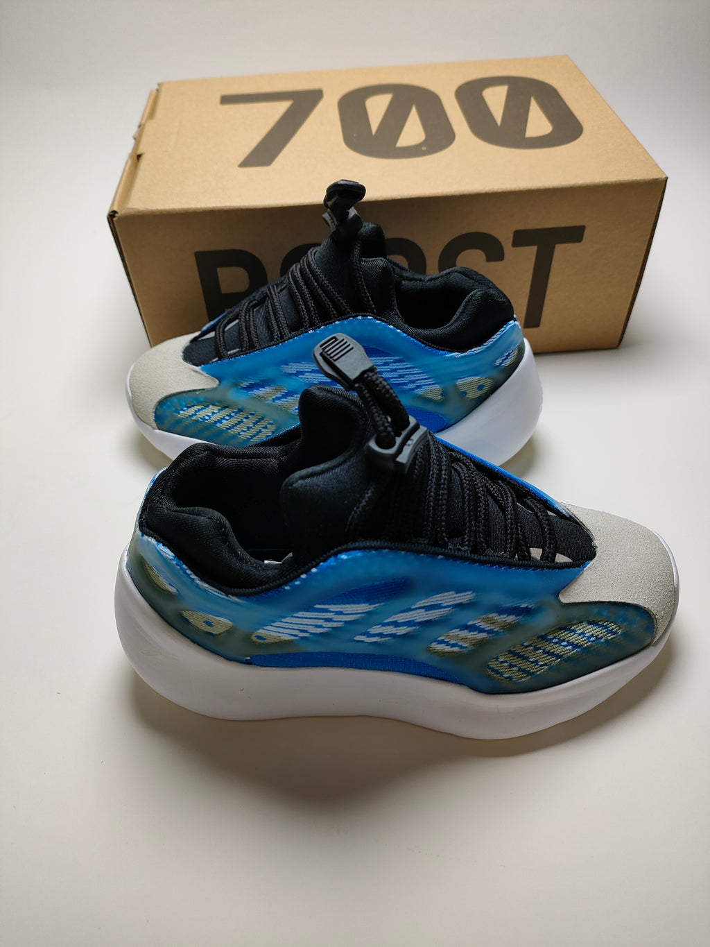 700V3" white, blue"