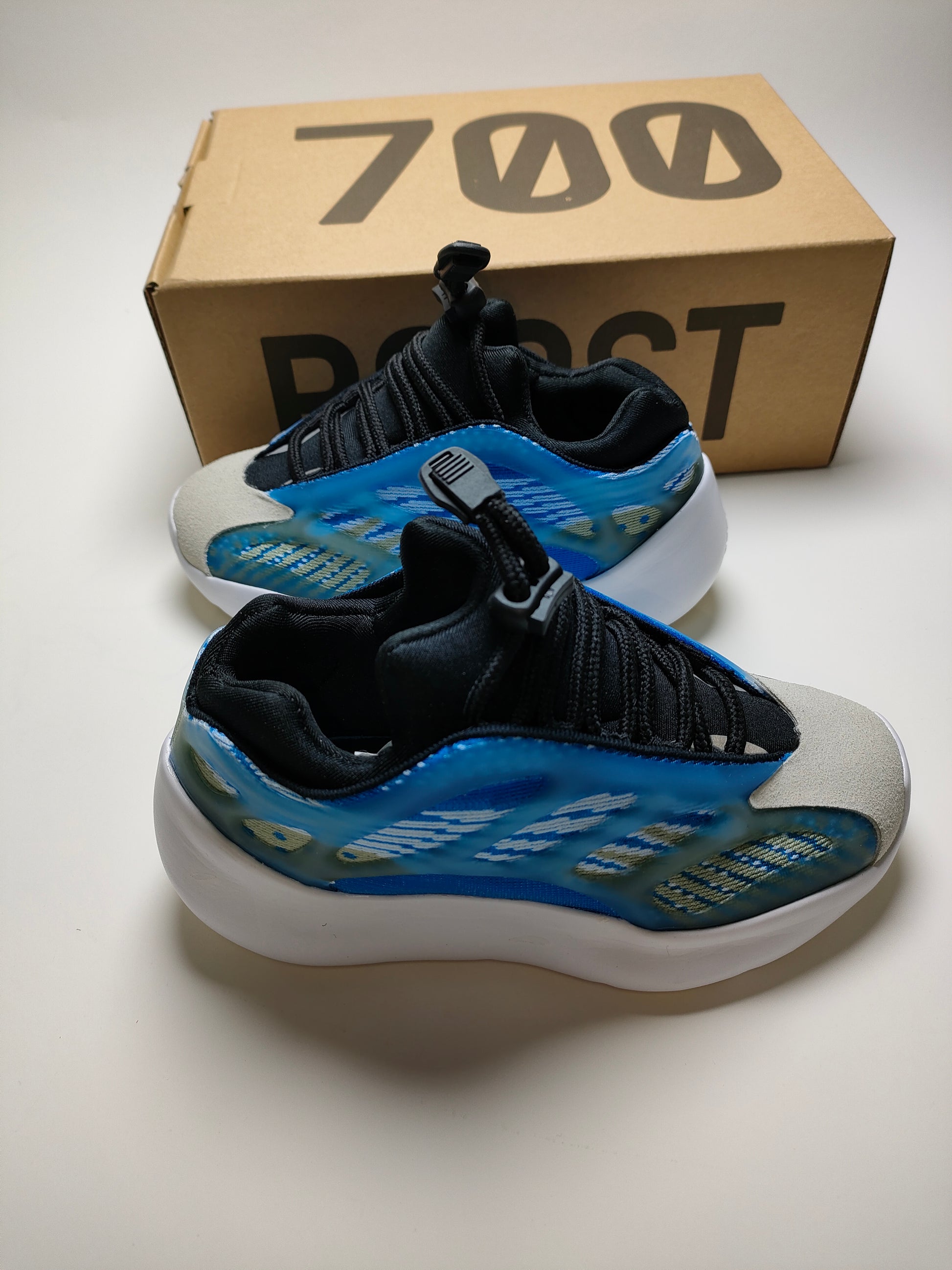 700V3" white, blue"