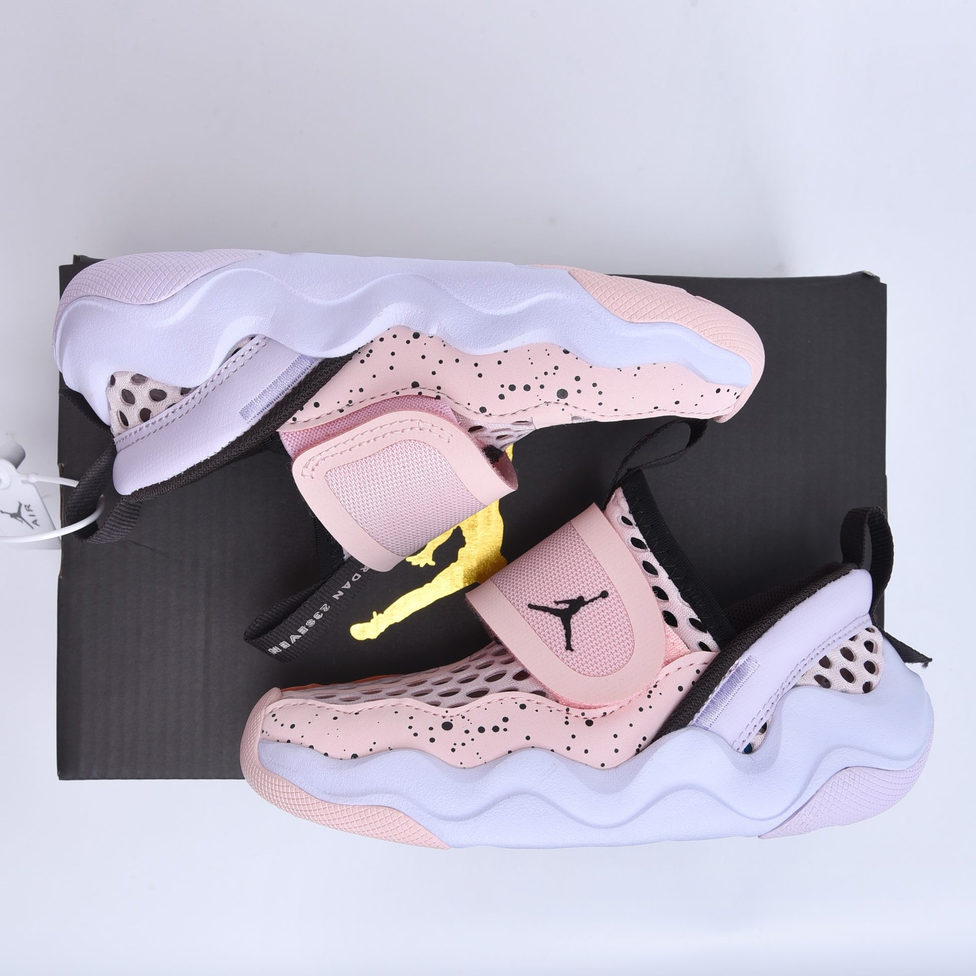 Jordan Little Shark Mesh Shoes for Kids " white ,& light pink"