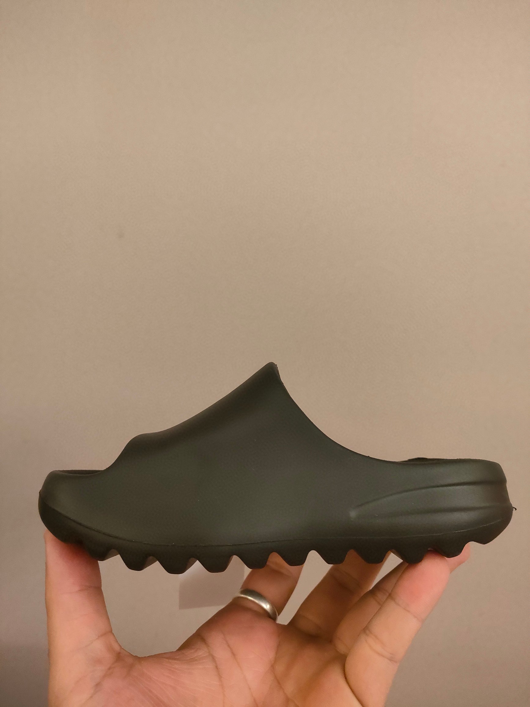 700 Coconut Slippers" black"