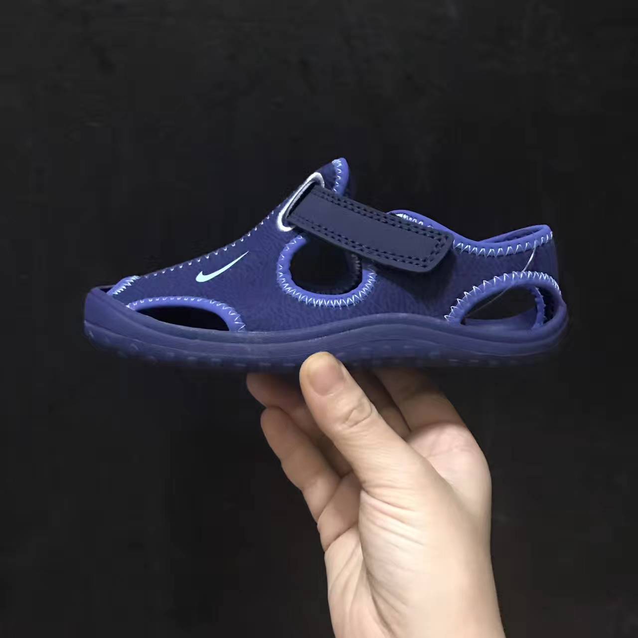 Nike children's closed toe sandals " Navy"