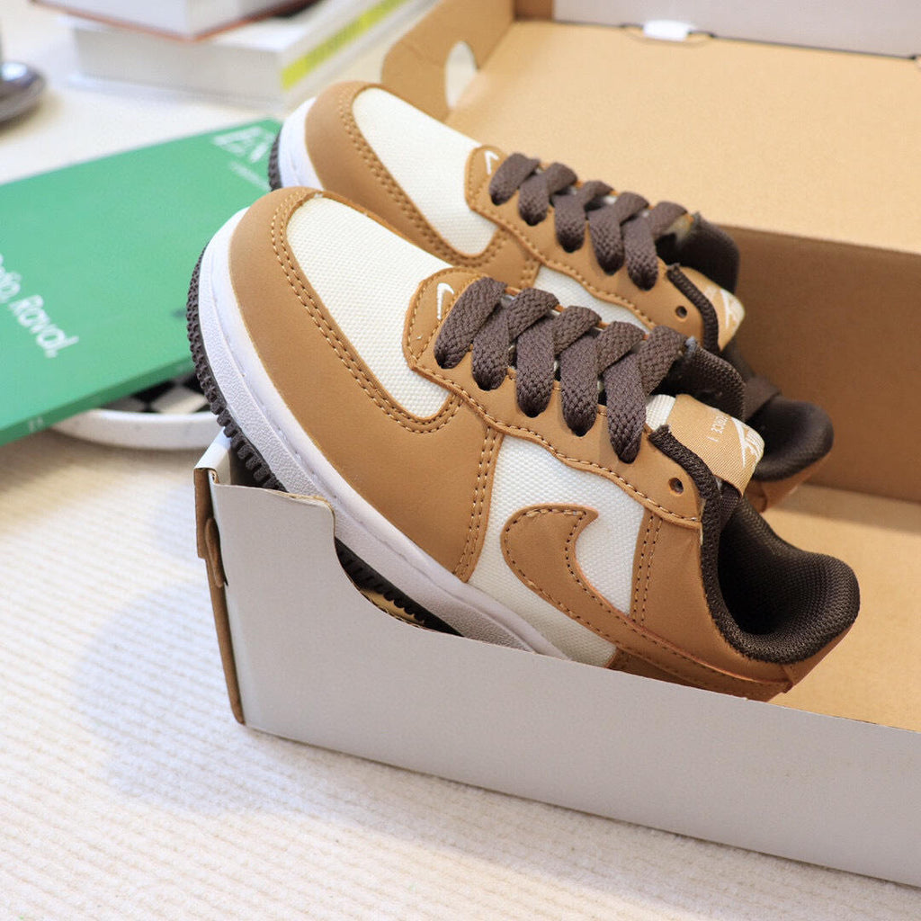 Air Force low-top lace-up sneakers" white, brown"