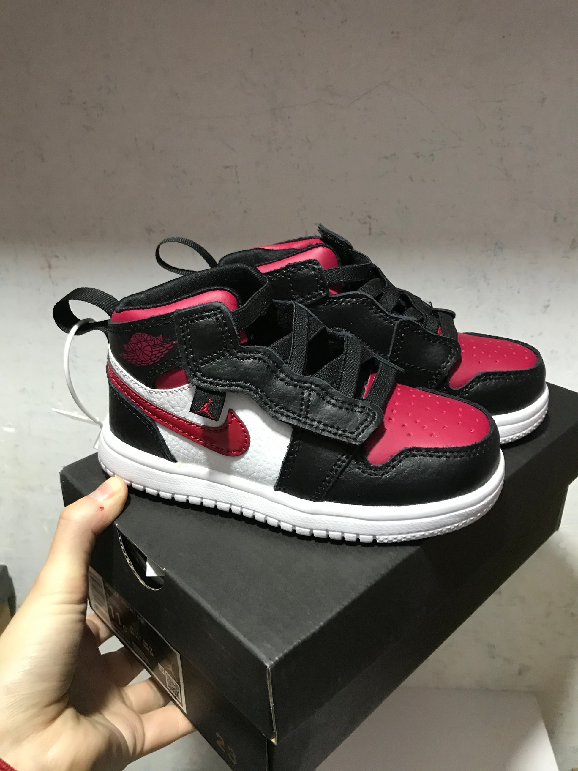 Jordan high top elastic band" white, black, red"